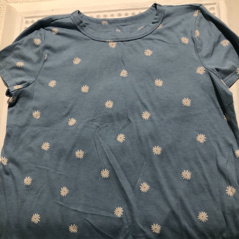 SO  Blue with white daisies T-shirt, size L